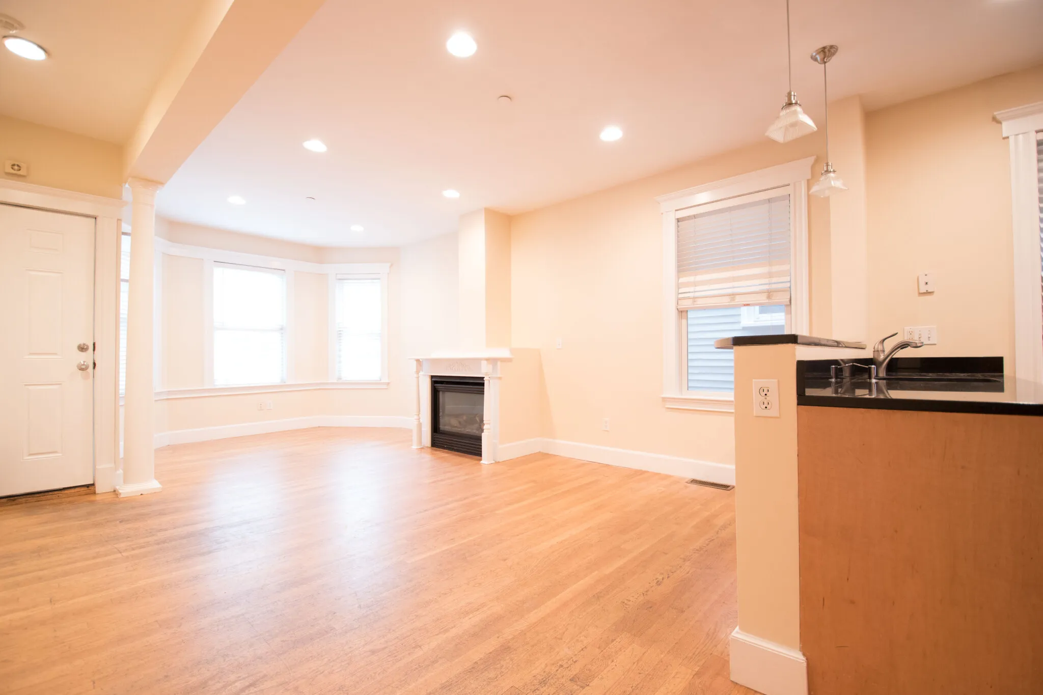 4 bed, 3.5 bath apartment for rent at 288 Western Ave Unit 1, Riverside — photo 3 of 14