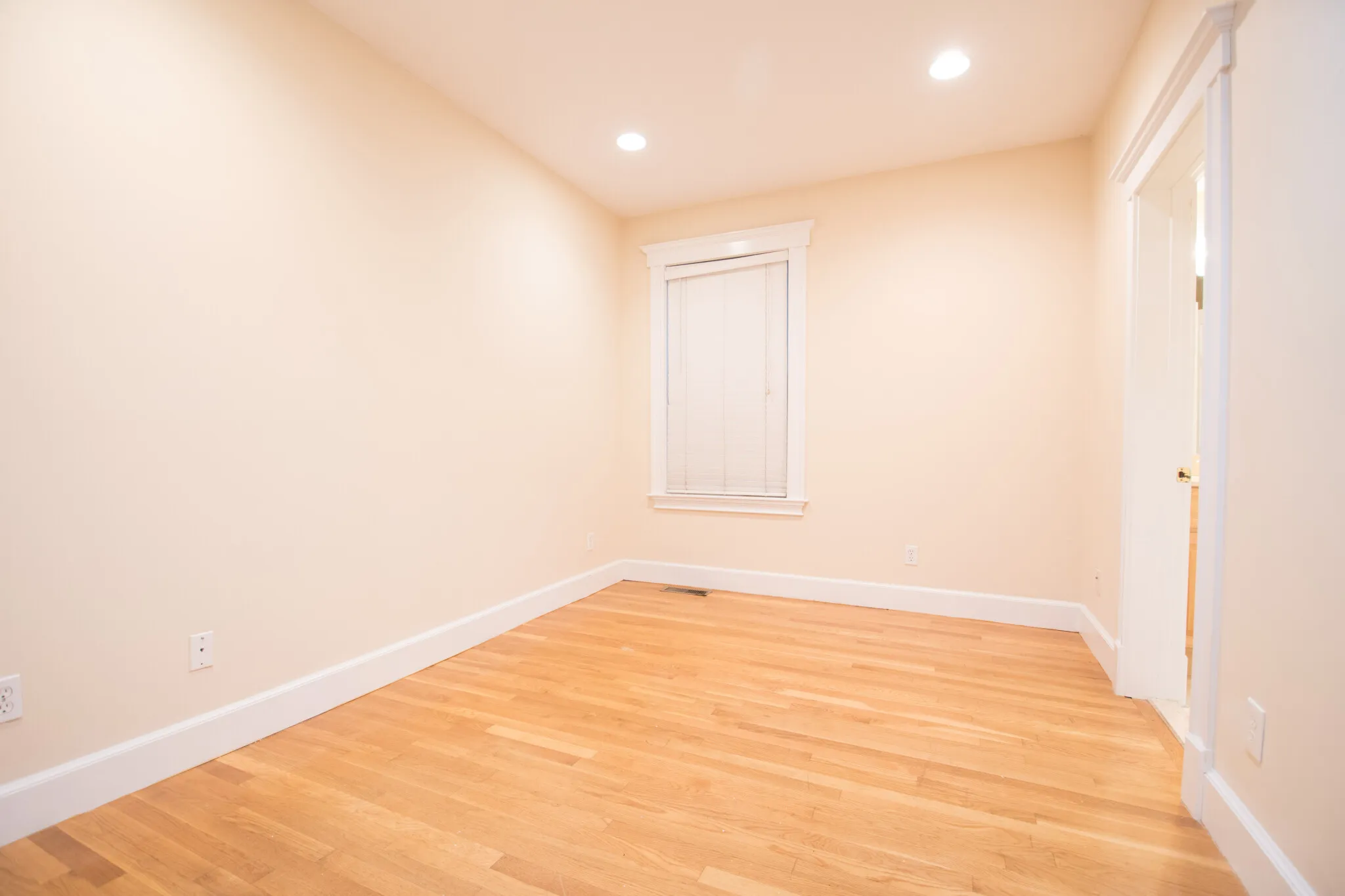 4 bed, 3.5 bath apartment for rent at 288 Western Ave Unit 1, Riverside — photo 5 of 14
