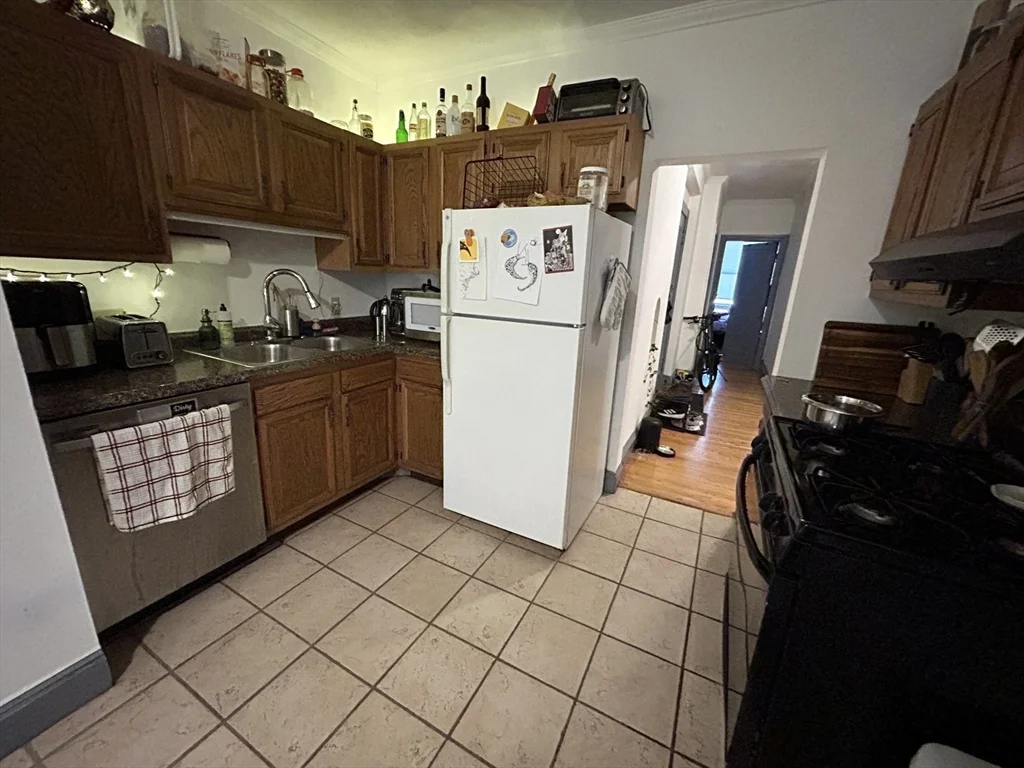 3 bed, 1 bath apartment for rent at 289 Corey Rd Unit 1, Brighton — photo 5 of 17