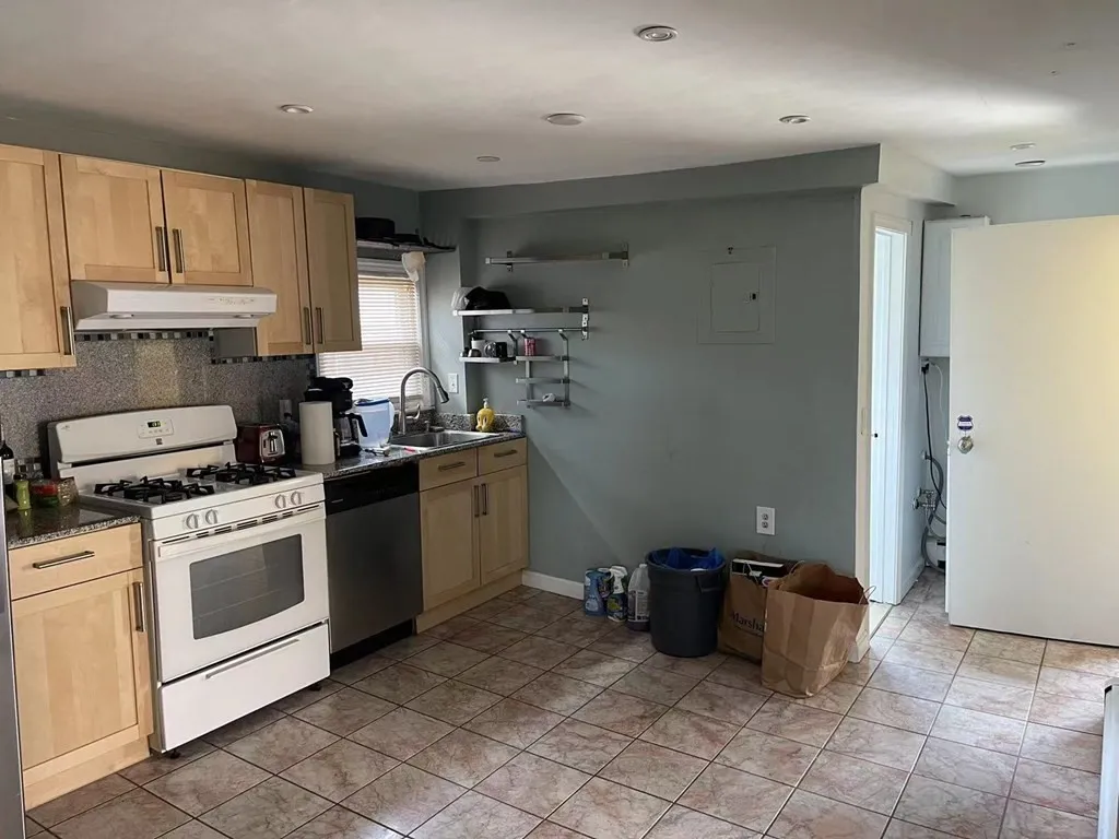 2 bed, 1 bath apartment for rent at 289 Elm St Unit 3, Inman Square