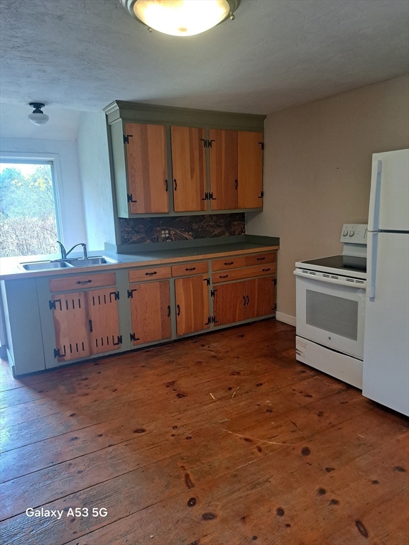 2 bed, 1 bath apartment for rent at 289 Richards Ave, Paxton — photo 3 of 26