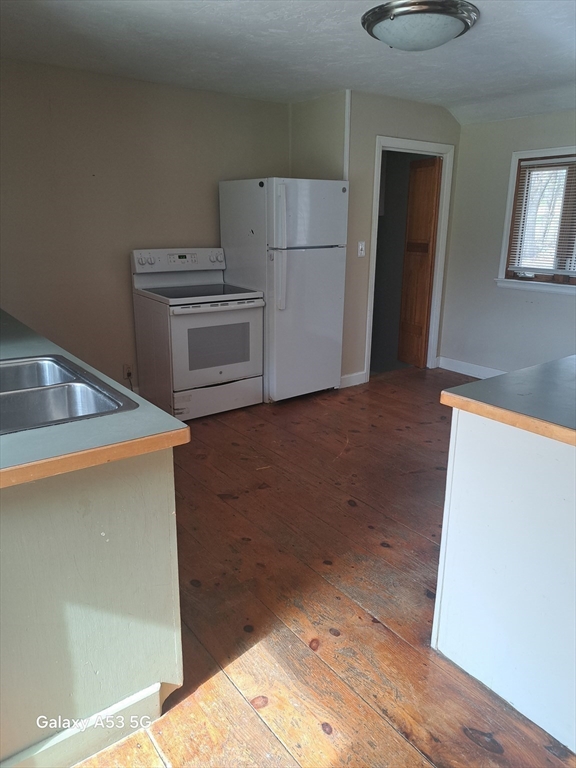 2 bed, 1 bath apartment for rent at 289 Richards Ave, Paxton — photo 5 of 26