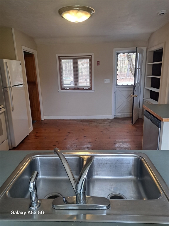 2 bed, 1 bath apartment for rent at 289 Richards Ave, Paxton — photo 2 of 26