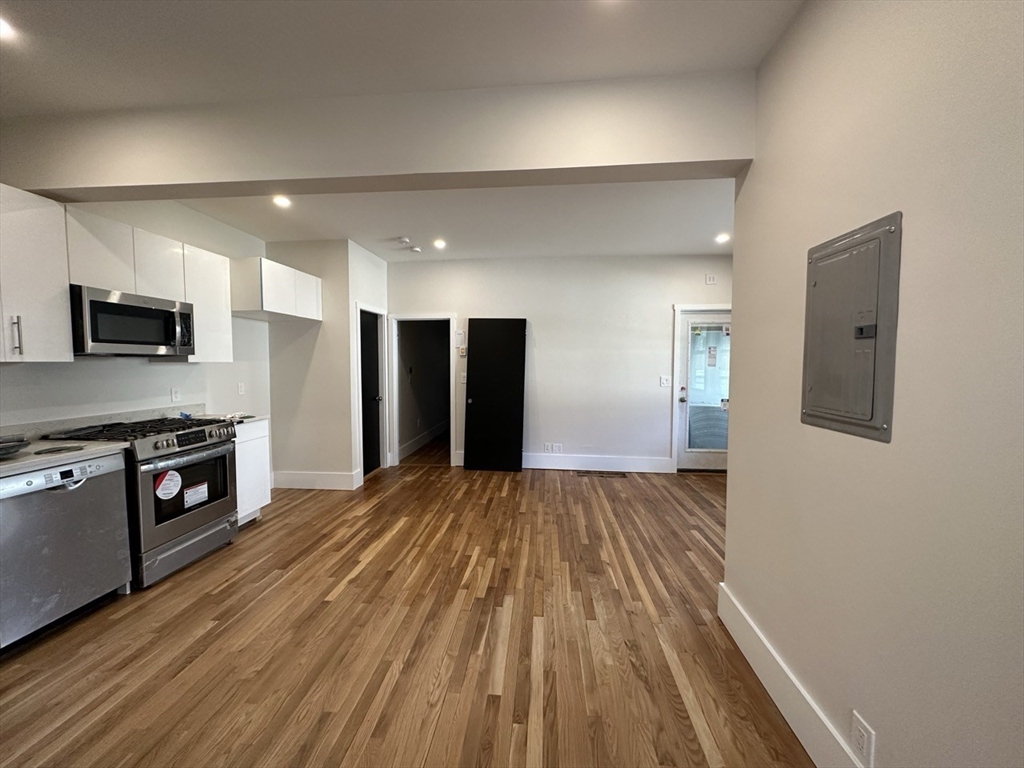 2 bed, 1 bath apartment for rent at 289 Walnut Stoughton Unit 1, Stoughton — photo 2 of 9