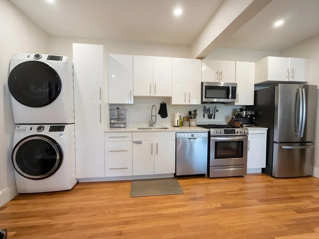 2 bed, 1 bath apartment for rent at 289 Walnut Stoughton Unit 1, Stoughton — photo 1 of 15