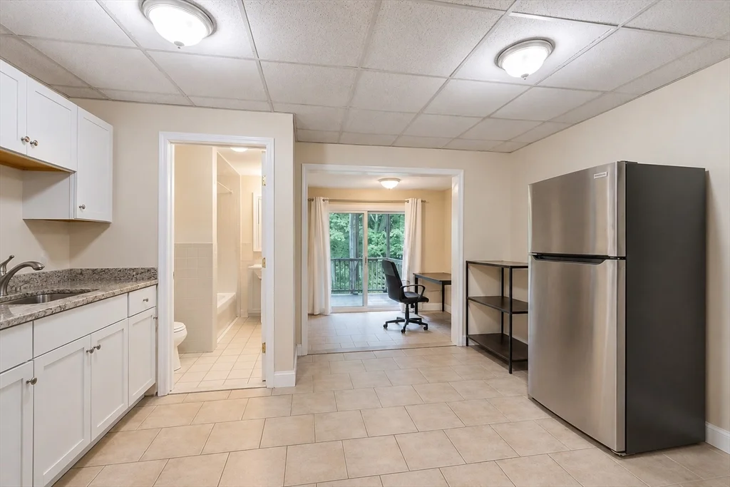 1 bed, 1 bath apartment for rent at 29-31 Rockrimmon Rd Unit 1R, Tatnuck — photo 7 of 11