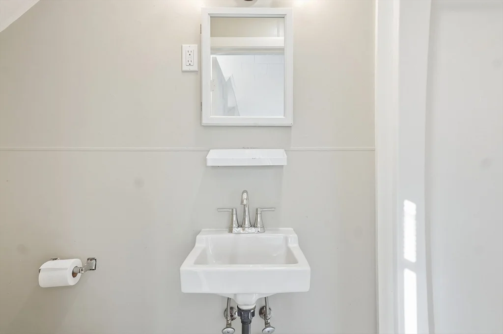 4 bed, 1 bath apartment for rent at 29 Allen St Unit 3, Gardner — photo 11 of 27