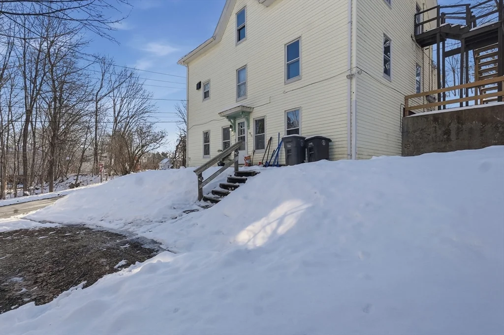 4 bed, 1 bath apartment for rent at 29 Allen St Unit 3, Gardner — photo 4 of 27