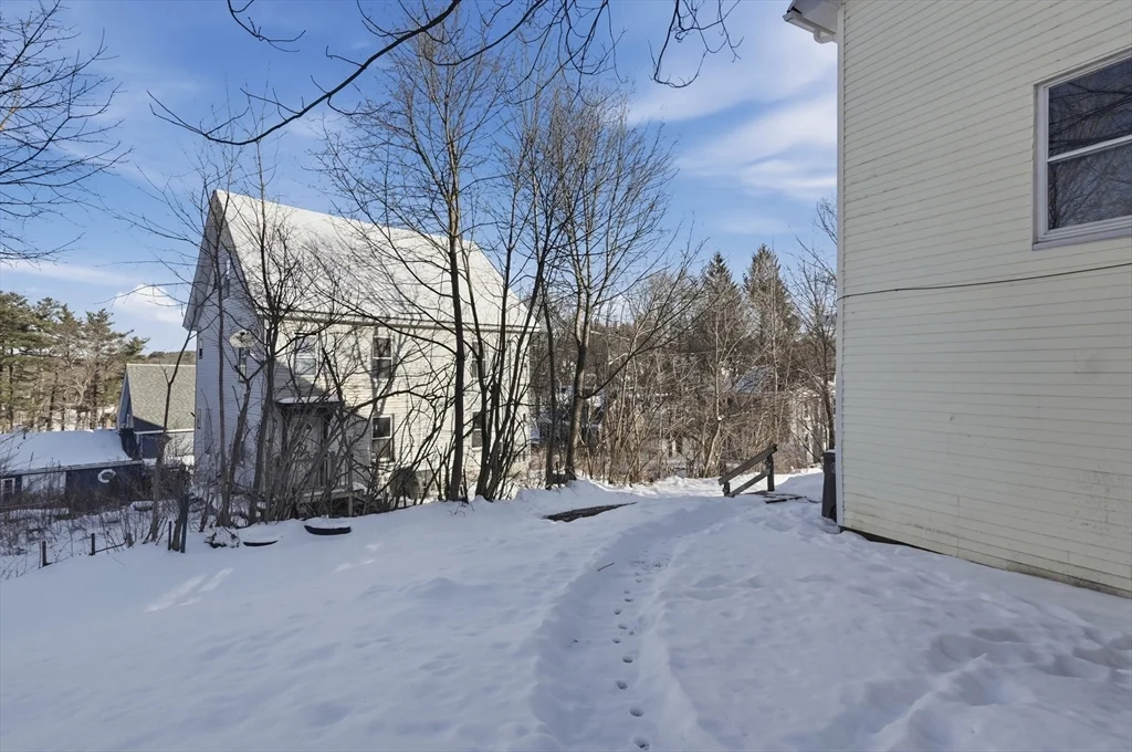 4 bed, 1 bath apartment for rent at 29 Allen St Unit 3, Gardner — photo 3 of 27