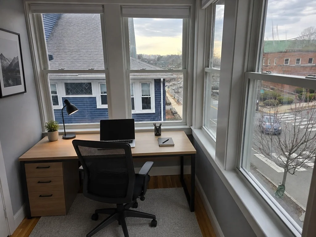 3 bed, 1 bath apartment for rent at 29 Appleton St Unit 2, Arlington Heights — photo 3 of 23