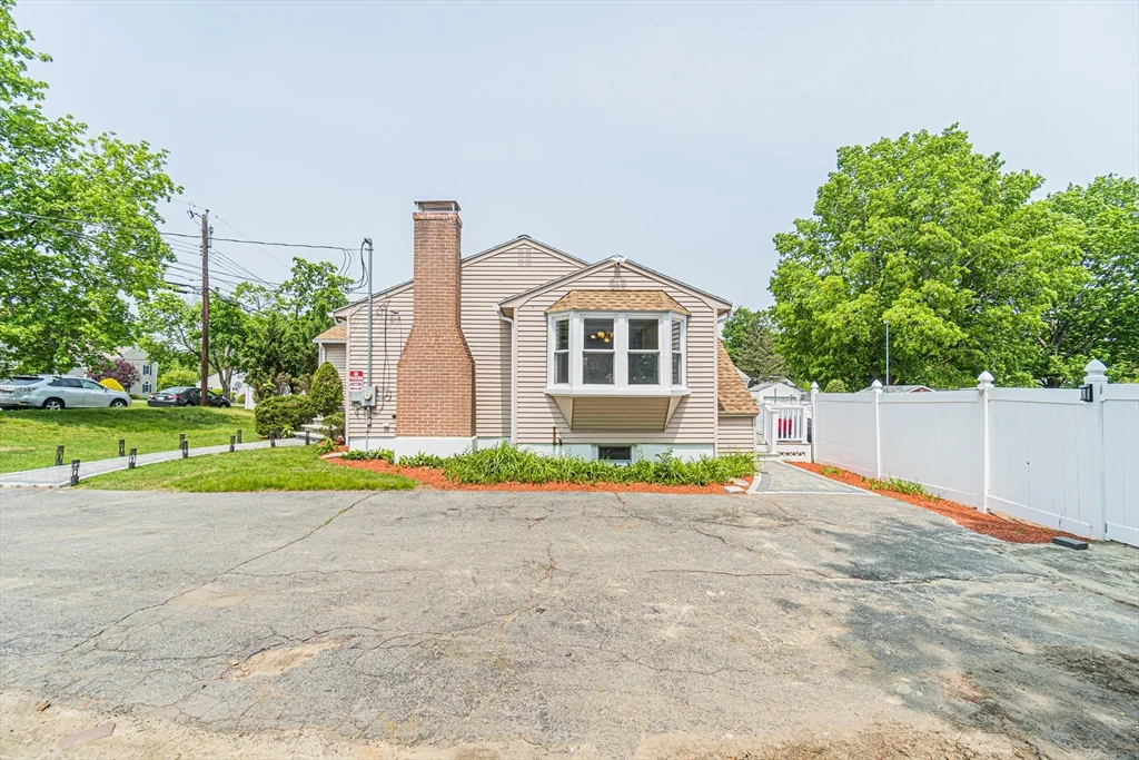 3 bed, 1 bath apartment for rent at 29 Banbury Ave, Waltham — photo 3 of 38