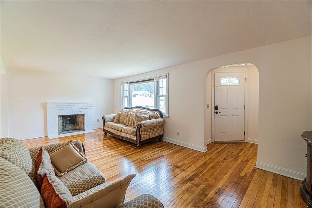3 bed, 1 bath apartment for rent at 29 Banbury Ave, Waltham — photo 10 of 38