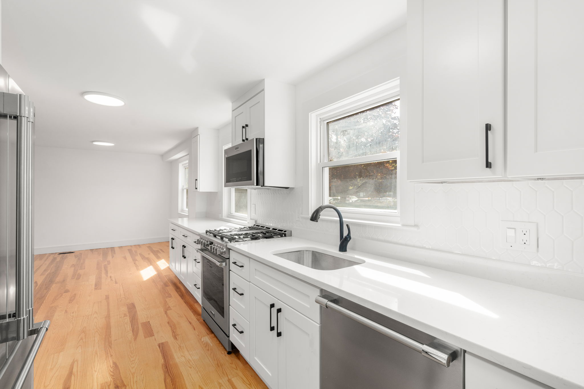 4 bed, 3 bath apartment for rent at 29 Beaconwood Rd Unit B, Newton Highlands — photo 29 of 56