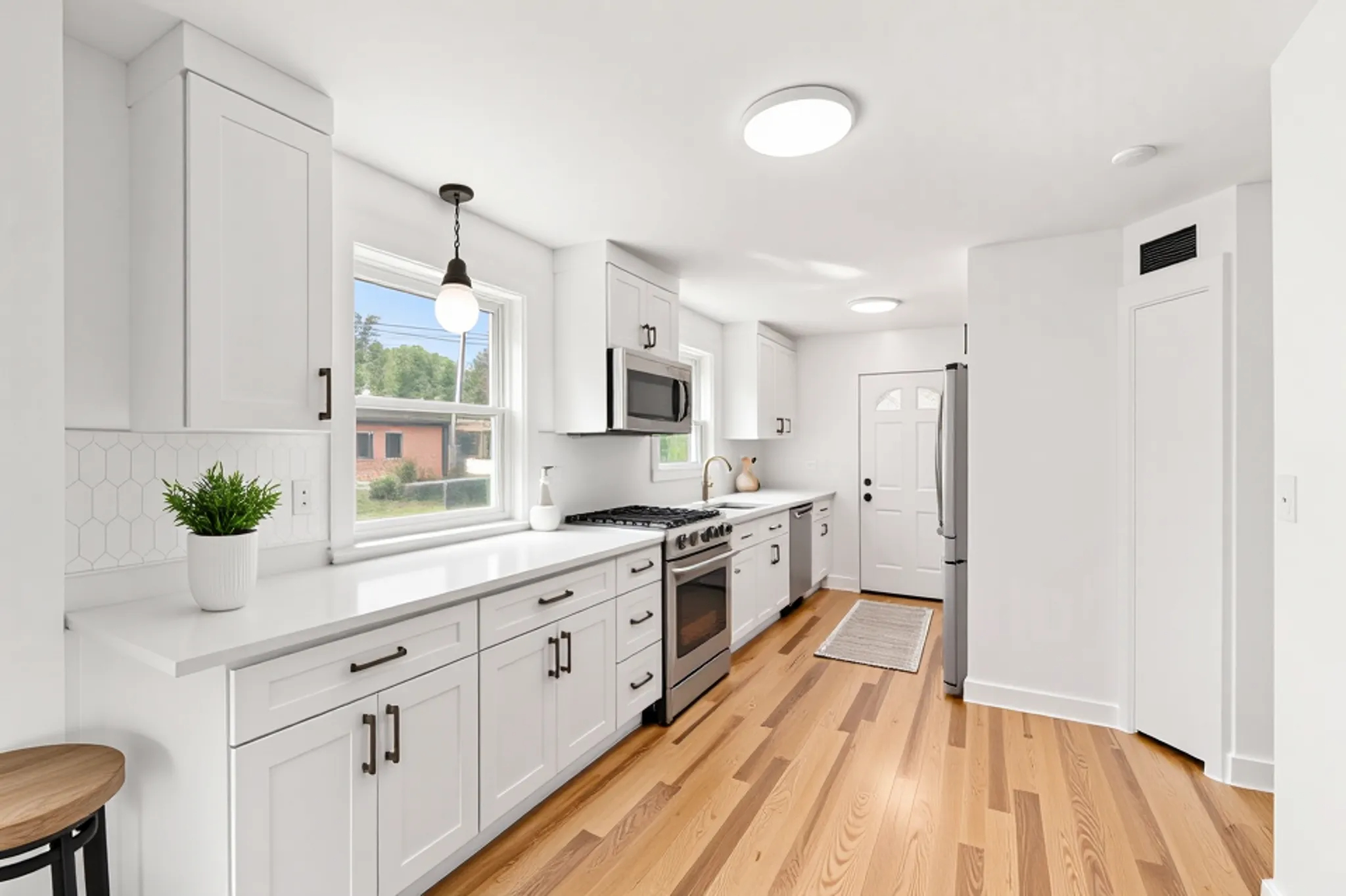 4 bed, 3 bath apartment for rent at 29 Beaconwood Unit A, Newton Highlands — photo 3 of 24