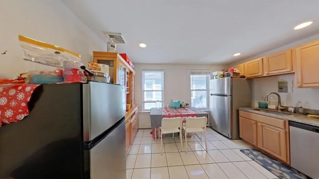 6 bed, 3.5 bath apartment for rent at 29 Brackett St Unit 29, Brighton — photo 3 of 21