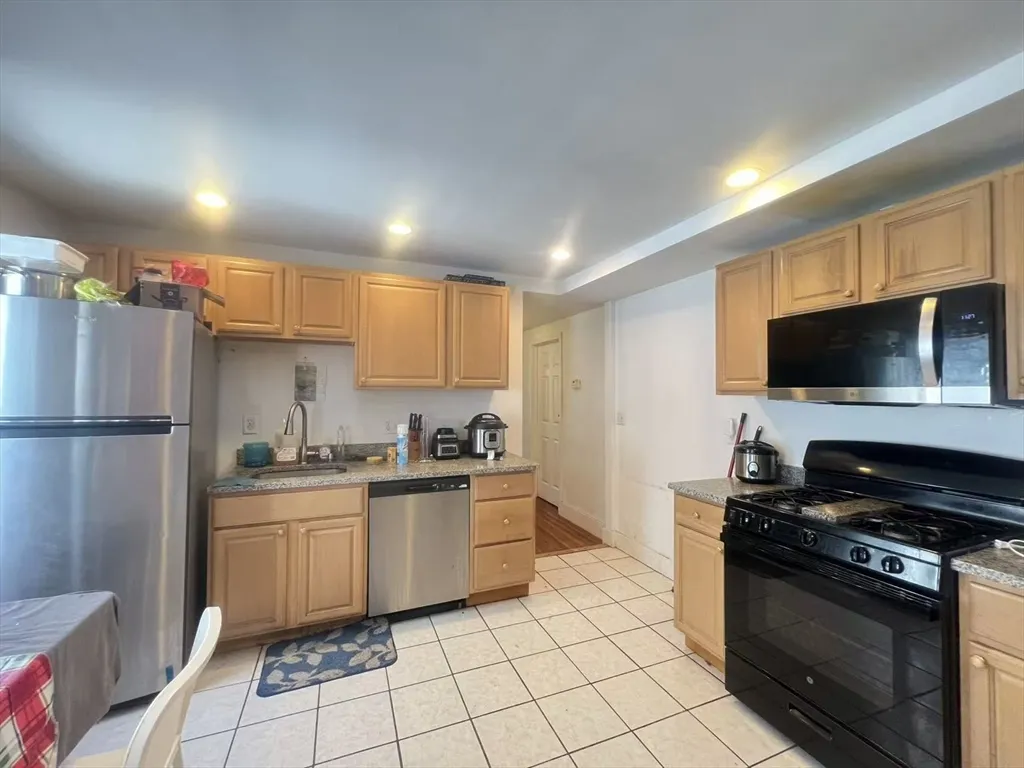 6 bed, 3.5 bath apartment for rent at 29 Brackett St Unit 29, Brighton — photo 2 of 21