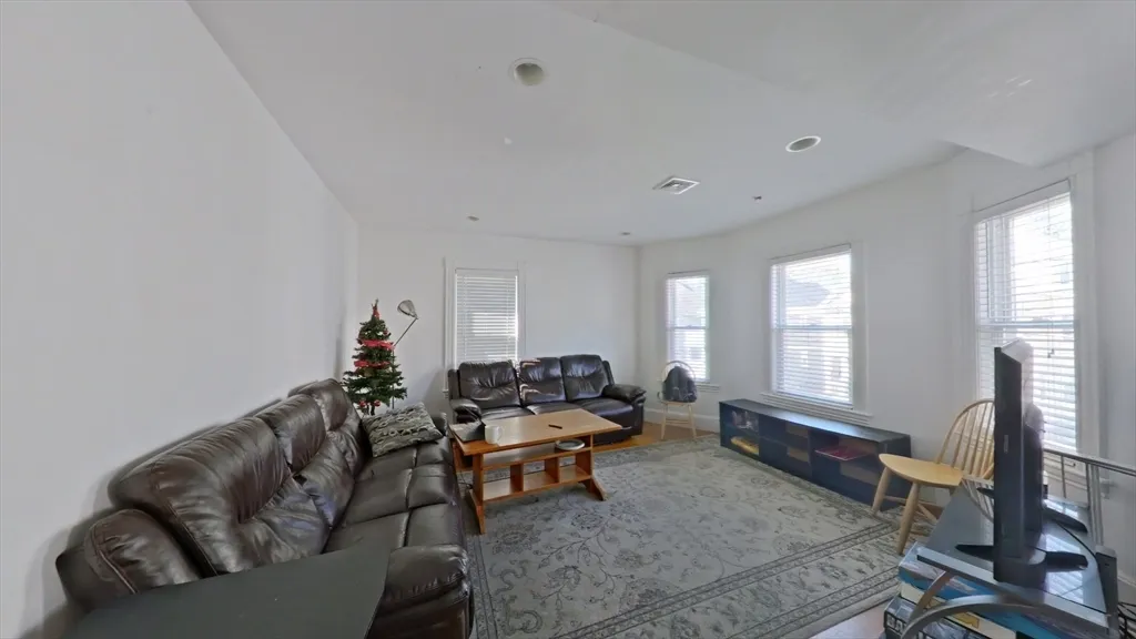 6 bed, 3.5 bath apartment for rent at 29 Brackett St Unit 29, Brighton — photo 4 of 21