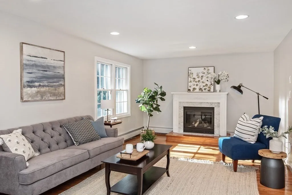 5 bed, 2 bath apartment for rent at 29 Burke Ln, Wellesley — photo 3 of 23