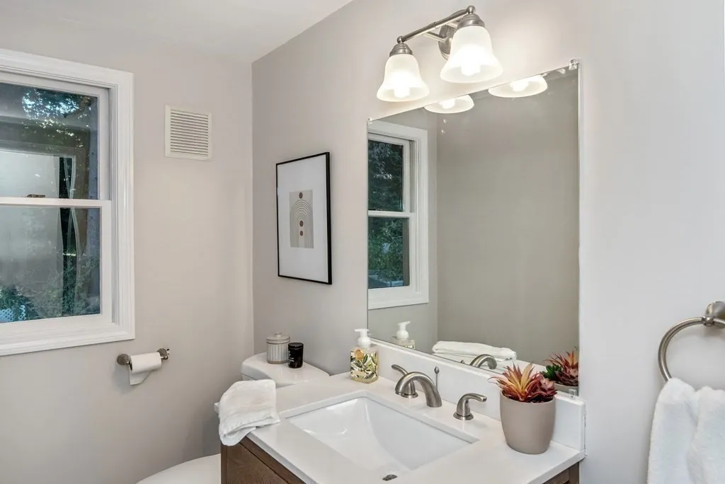 5 bed, 2 bath apartment for rent at 29 Burke Ln, Wellesley — photo 10 of 23