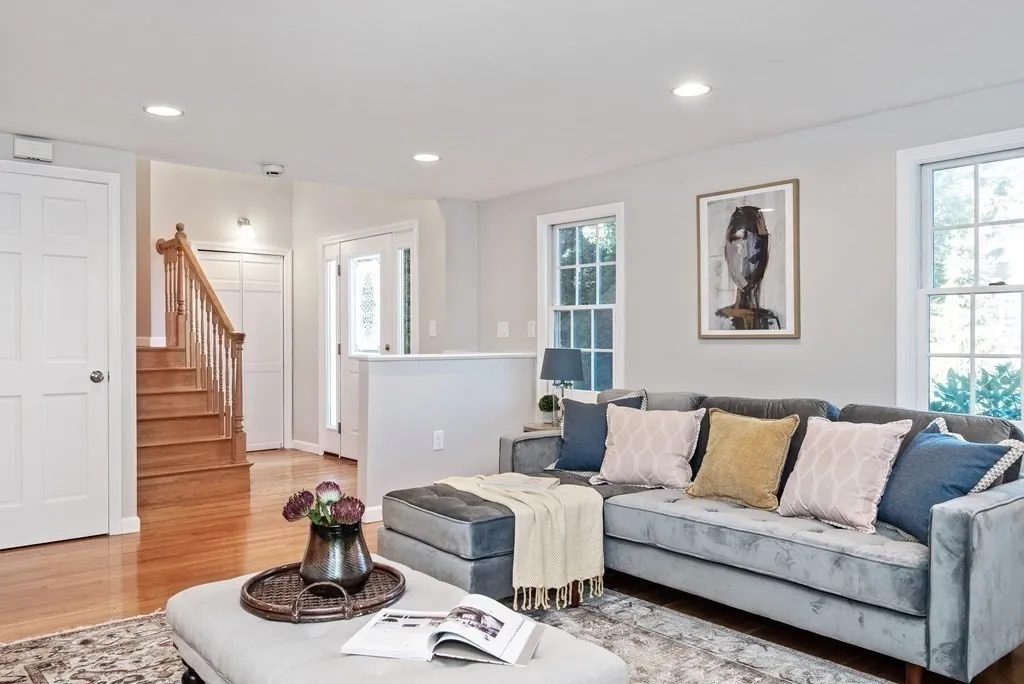 5 bed, 2 bath apartment for rent at 29 Burke Ln, Wellesley — photo 2 of 23