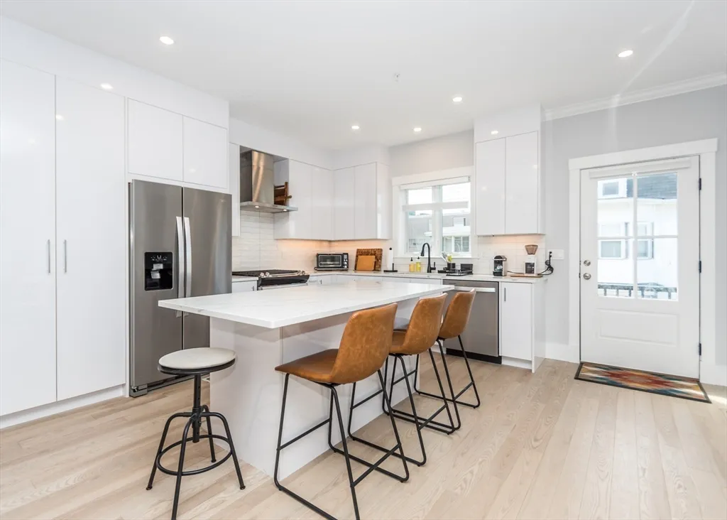 3 bed, 3 bath apartment for rent at 29 Cherry St Unit 2, Waltham — photo 3 of 18