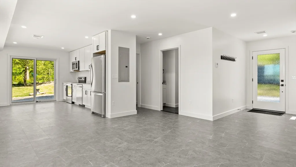 3 bed, 2 bath apartment for rent at 29 Chestnut Rd, Richmond — photo 17 of 42