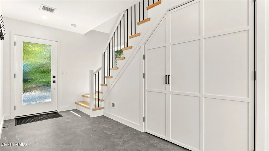 3 bed, 2 bath apartment for rent at 29 Chestnut Rd, Richmond — photo 4 of 31