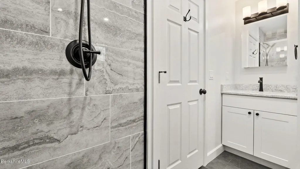 3 bed, 2 bath apartment for rent at 29 Chestnut Rd, Richmond — photo 13 of 31