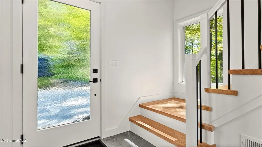 3 bed, 2 bath apartment for rent at 29 Chestnut Rd, Richmond — photo 2 of 31