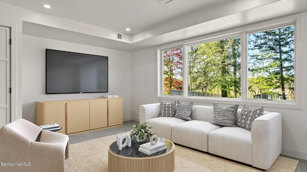 3 bed, 2 bath apartment for rent at 29 Chestnut Rd, Richmond — photo 1 of 31