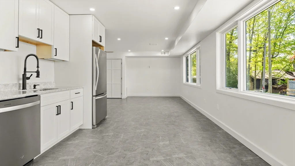 3 bed, 2 bath apartment for rent at 29 Chestnut Rd, Richmond — photo 20 of 42