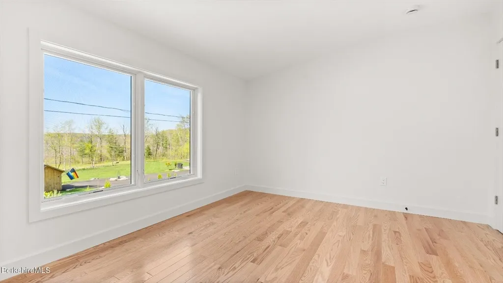 3 bed, 2 bath apartment for rent at 29 Chestnut Rd, Richmond — photo 26 of 31