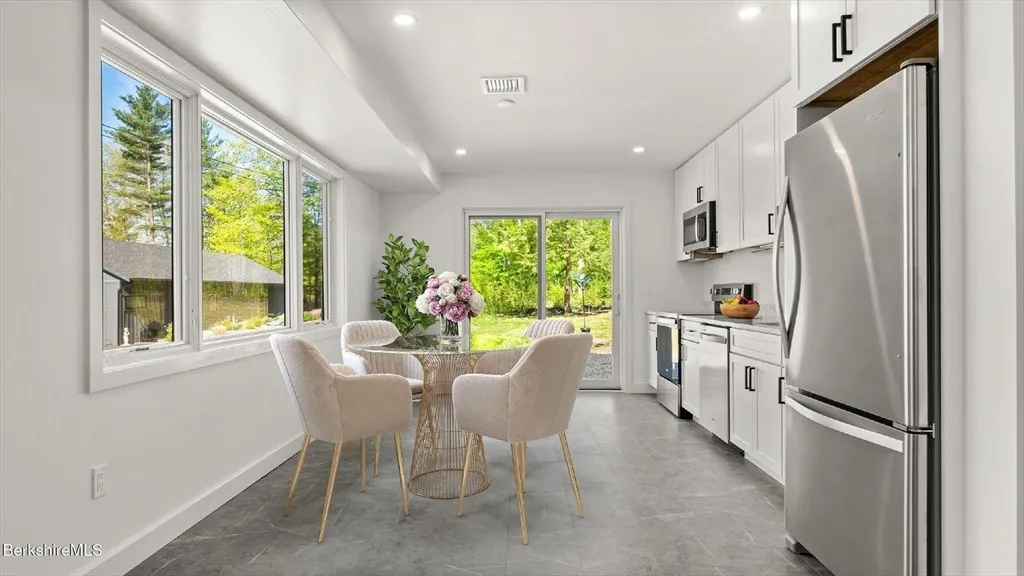 3 bed, 2 bath apartment for rent at 29 Chestnut Rd, Richmond — photo 3 of 31