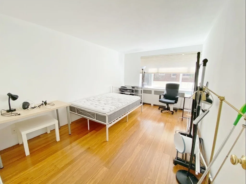 3 bed, 1 bath apartment for rent at 29 Concord Ave Unit 207, Neighborhood Nine — photo 5 of 9