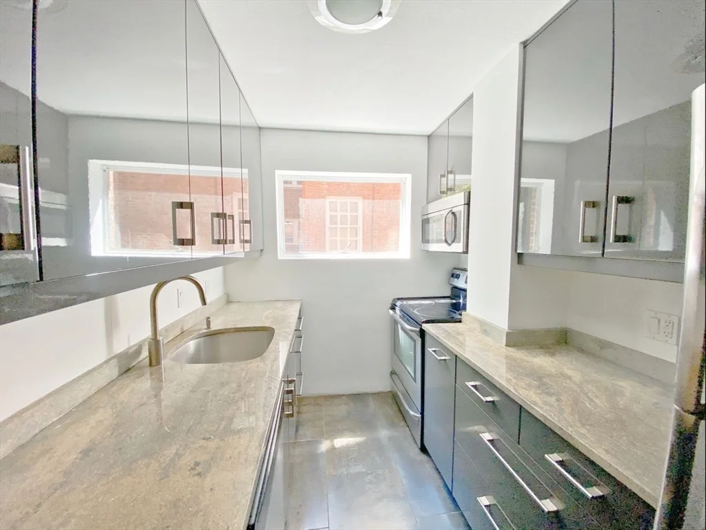 3 bed, 1 bath apartment for rent at 29 Concord Ave Unit 207, Neighborhood Nine — photo 1 of 9