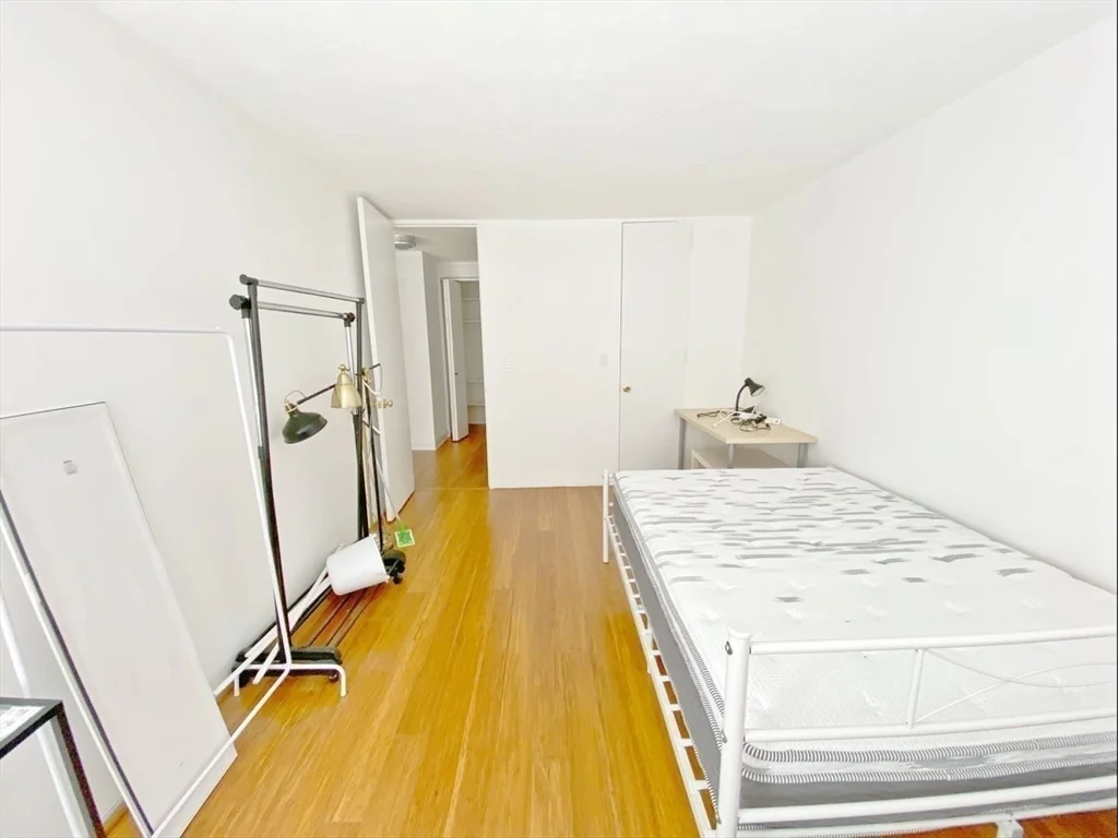 3 bed, 1 bath apartment for rent at 29 Concord Ave Unit 207, Neighborhood Nine — photo 4 of 9