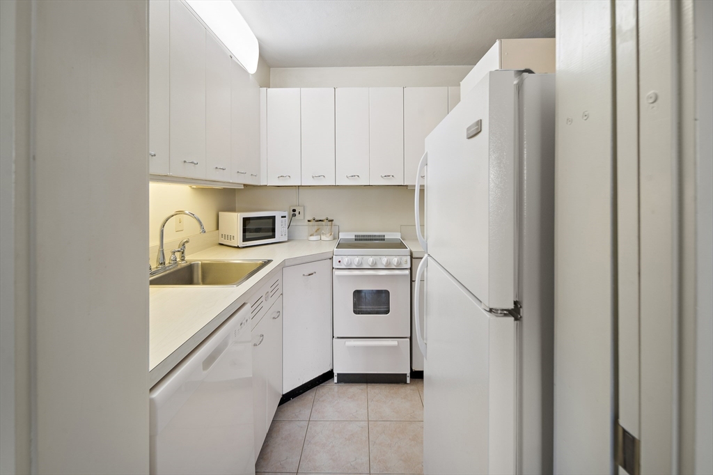 1 bed, 1 bath apartment for rent at 29 Concord Ave Unit 804, Neighborhood Nine — photo 3 of 13