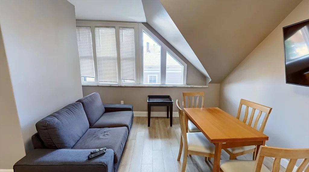4 bed, 2 bath apartment for rent at 29 Creighton St Unit 3A, Providence — photo 5 of 7