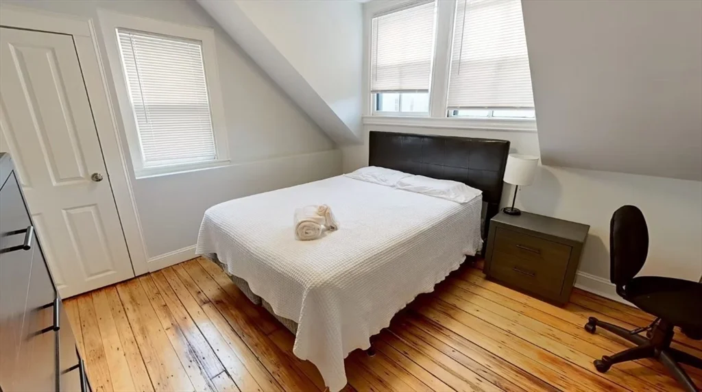 4 bed, 2 bath apartment for rent at 29 Creighton St Unit 3A, Providence — photo 4 of 7