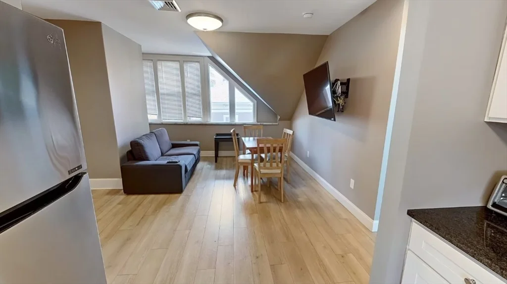 4 bed, 2 bath apartment for rent at 29 Creighton St Unit 3A, Providence — photo 6 of 7