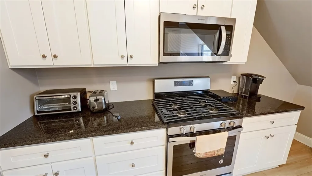 4 bed, 2 bath apartment for rent at 29 Creighton St Unit 3A, Providence — photo 1 of 7