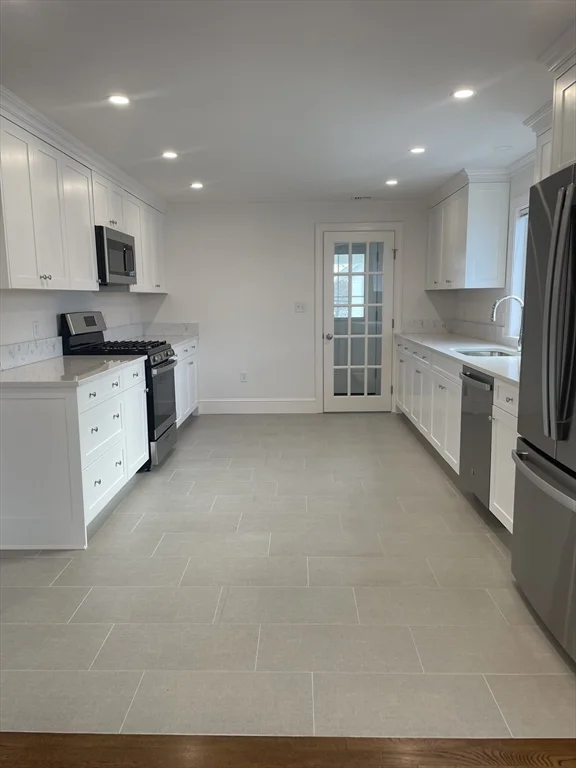 4 bed, 2 bath apartment for rent at 29 Crescent Rd Unit 29, Belmont — photo 7 of 21