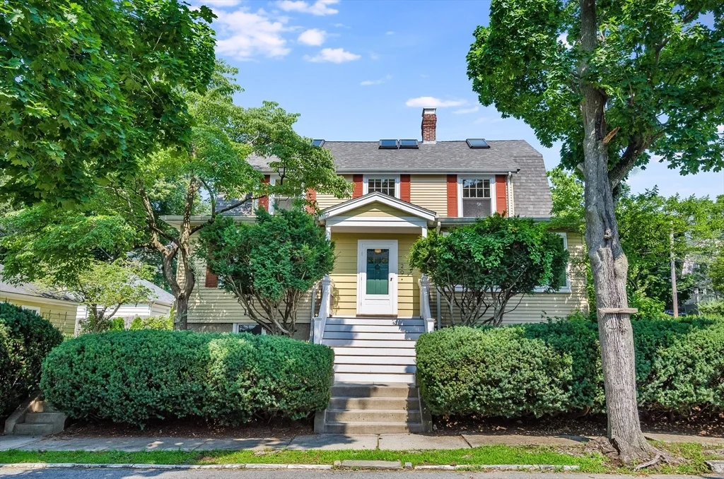 4 bed, 2 bath apartment for rent at 29 Devereaux St, Arlington — photo 1 of 33