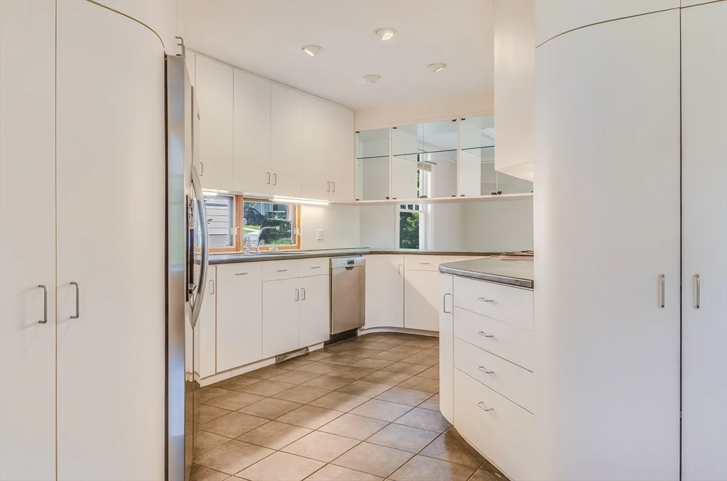 4 bed, 2 bath apartment for rent at 29 Devereaux St, Arlington — photo 14 of 33
