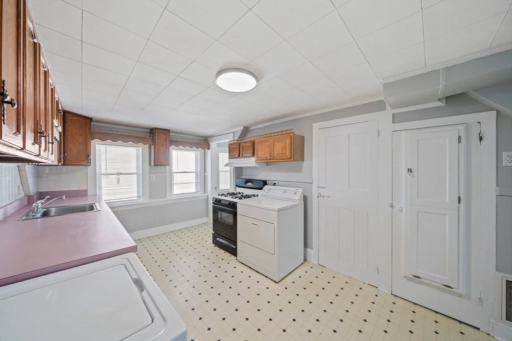3 bed, 1 bath apartment for rent at 29 Freeman St Unit 7, Stoughton — photo 4 of 23