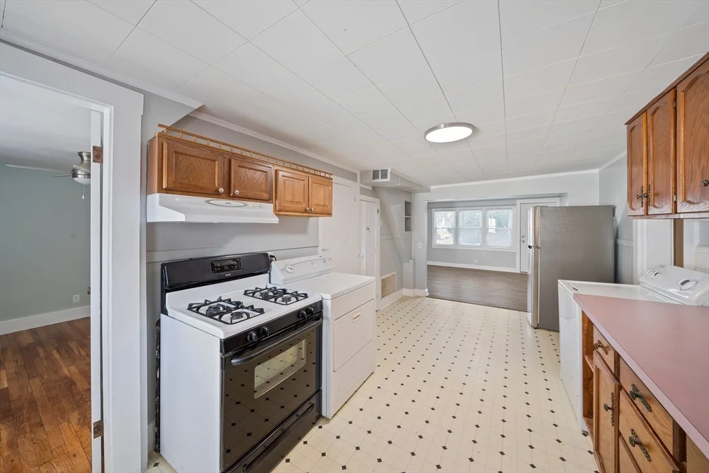 3 bed, 1 bath apartment for rent at 29 Freeman St Unit 7, Stoughton — photo 5 of 23