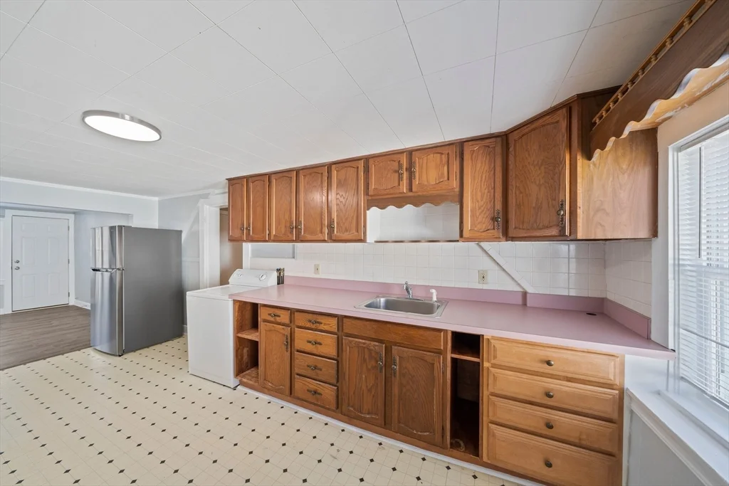 3 bed, 1 bath apartment for rent at 29 Freeman St Unit 7, Stoughton — photo 6 of 23