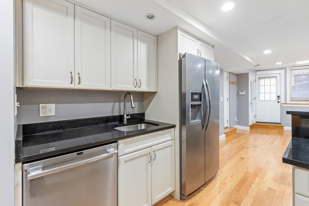2 bed, 2 bath apartment for rent at 29 Grove St Unit 1, Beacon Hill — photo 4 of 18
