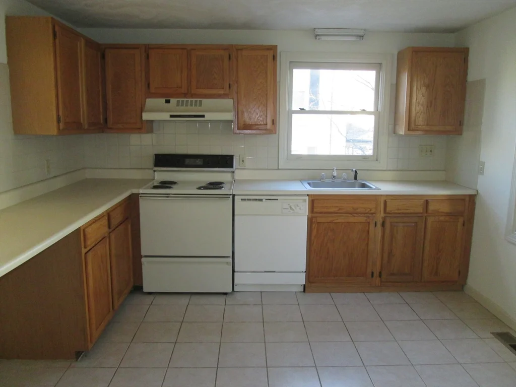 3 bed, 2 bath apartment for rent at 29 Hale St Unit 29, Newton Upper Falls — photo 3 of 7