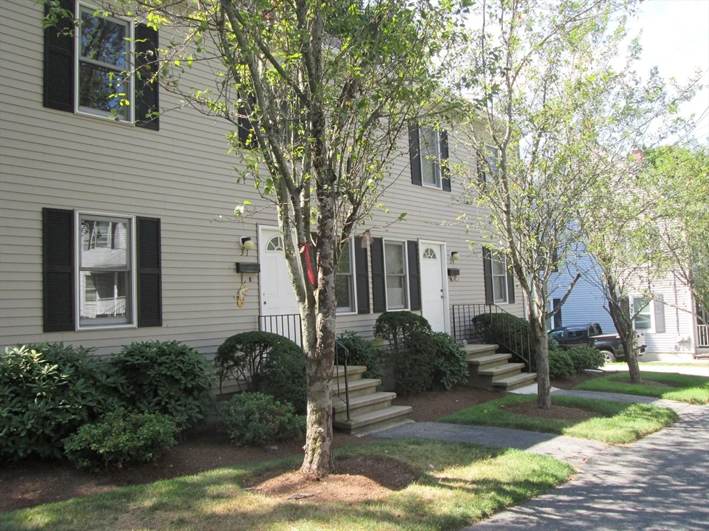 3 bed, 2 bath apartment for rent at 29 Hale St Unit 29, Newton Upper Falls — photo 2 of 7